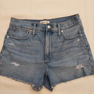 Madewell  The perfect short, denim jean short raw hem light distressed. Size 30